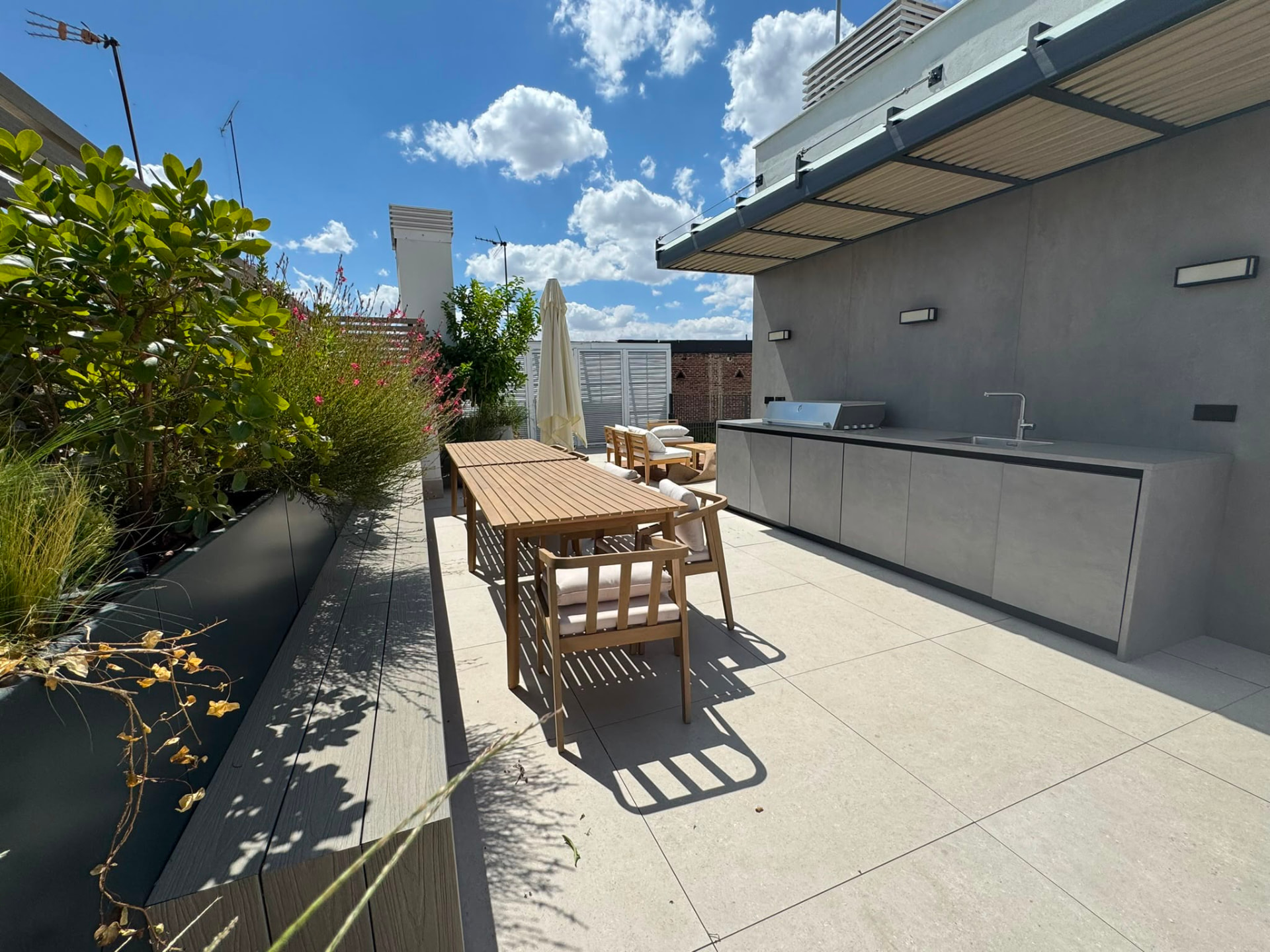 Cocina exterior y sobremesa