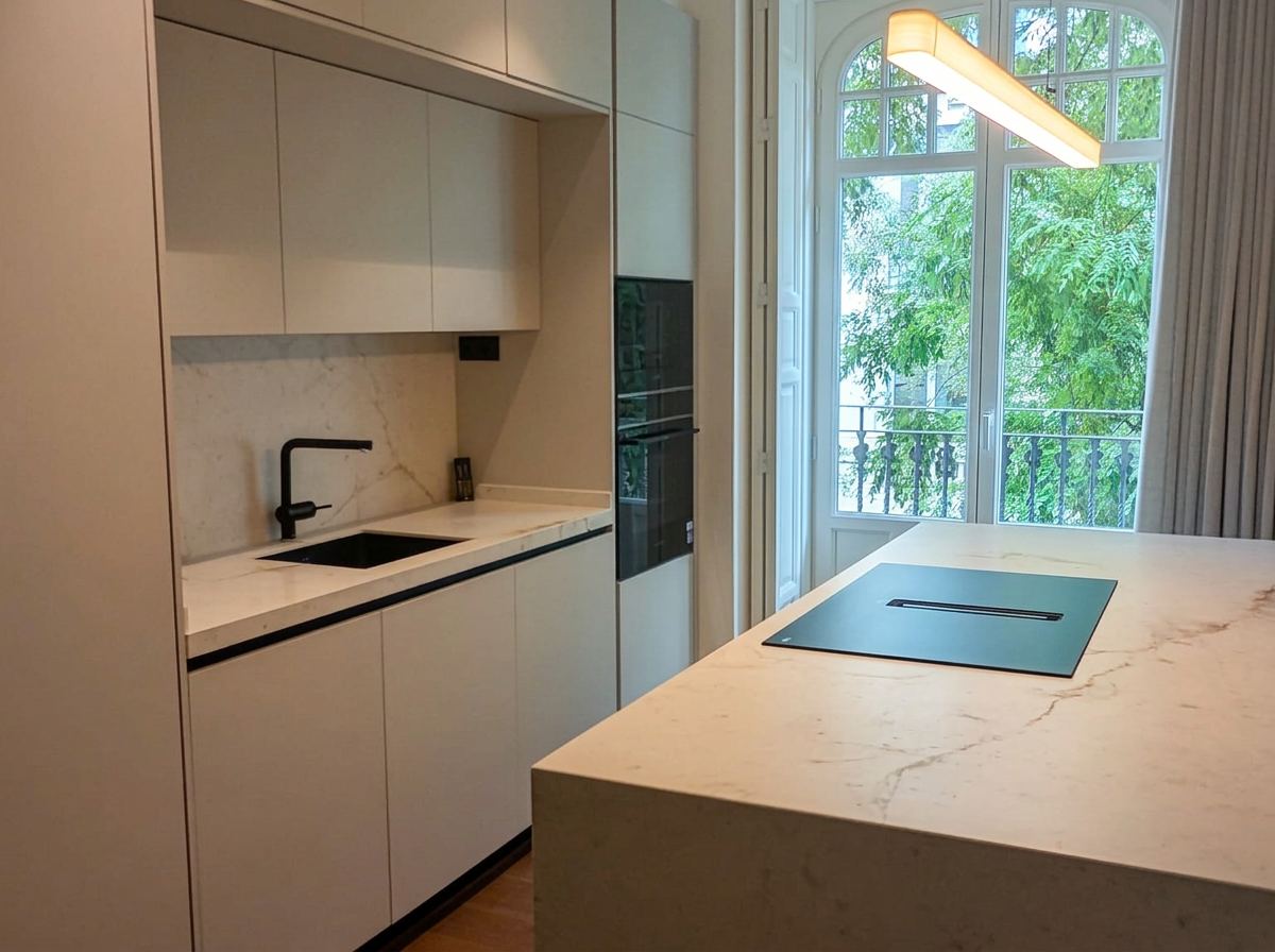 Cocina, balcón arbolado